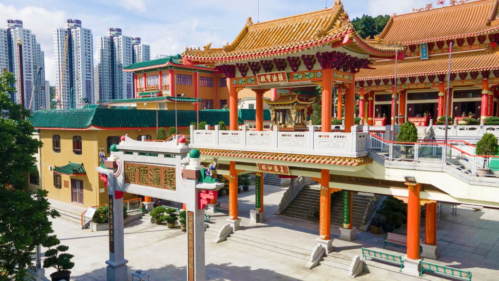 护法宝殿凌空而起，与三圣大殿成水平高度。