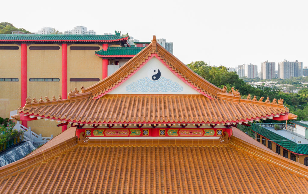 在中國傳統建築中，歇山式的屋頂兩側形成的三角形牆面，叫做山花。本館大殿的山花為雲拱太極圖。