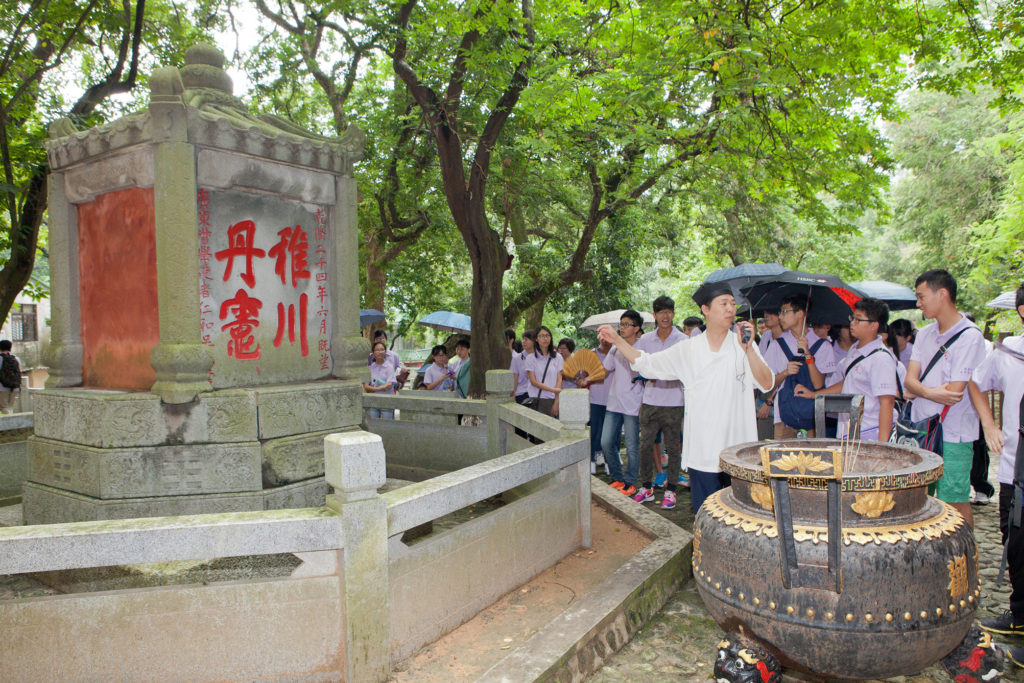 2015年7月「探索与传承：岭南文化青年营」，考察葛洪祖师在罗浮山的圣迹。