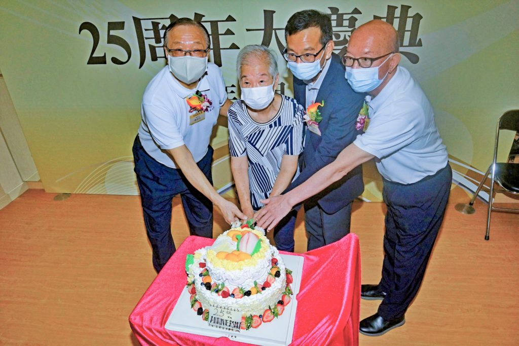 中心第一位長者會員黎婆婆，與本館理事長林赤有BBS, MH太平紳士、副理事長葉滿棠和專員任滿河一起切生日蛋糕，別具意義。