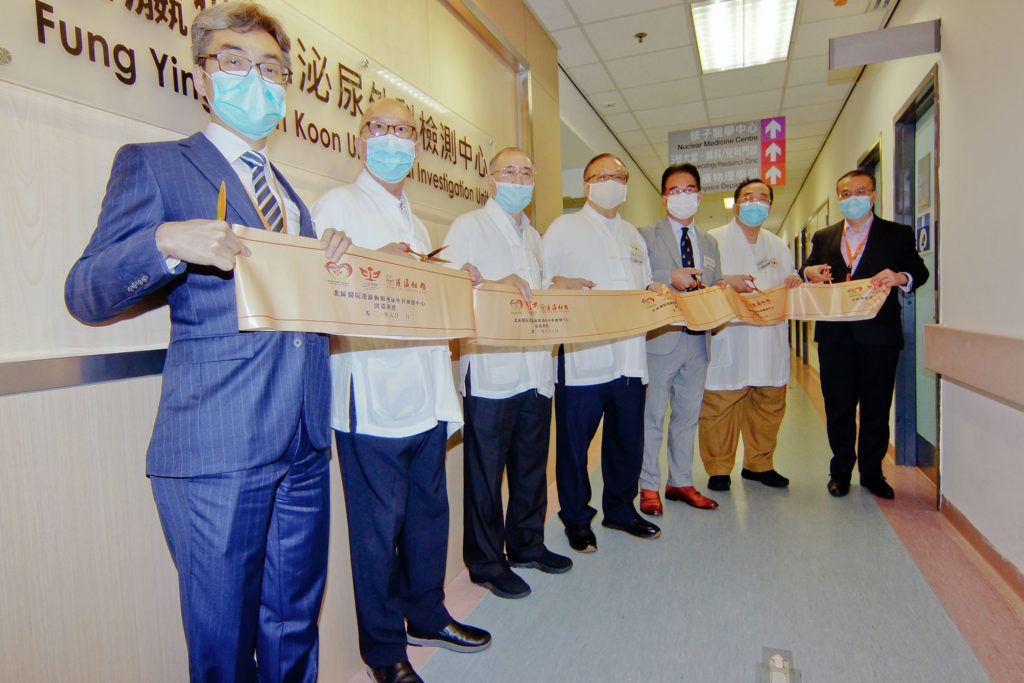 主禮嘉賓（左起）北區醫院醫院行政總監孫天峯醫生、本館副理事長葉滿棠、永遠館長洪少陵MH、理事長林赤有BBS, MH太平紳士、北區醫院慈善信託基金籌款委員會主席彭振聲工程師MH、本館副理事長梁德華MH及新界東醫院聯網泌尿外科服務主任吳志輝教授，為蓬瀛仙館泌尿外科檢測中心開幕剪綵。