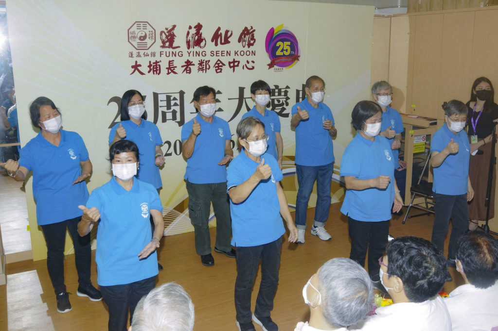 中心長者以手語演繹《小小羊兒要回家》和《友誼之光》。