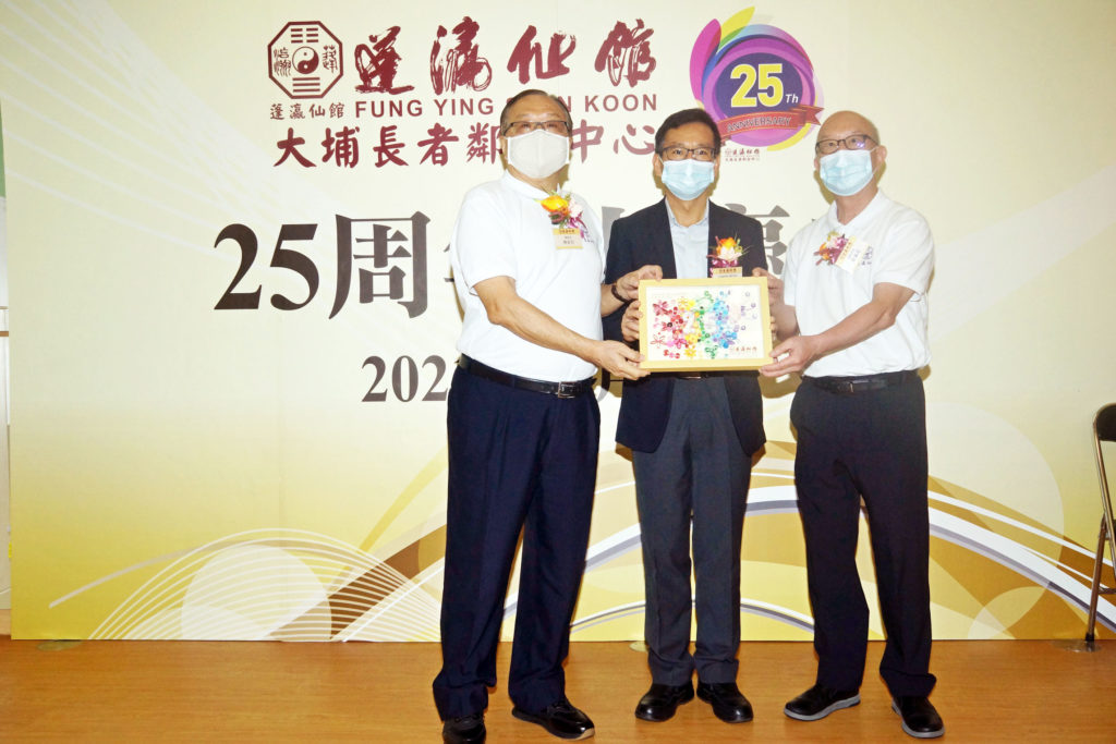 本館林赤有理事長及葉滿棠副理事長代表致送紀念品予任滿河專員