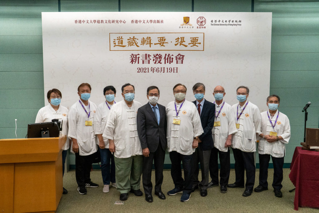 （左起）本馆李秀文经忏导师、邓宝山理事、徐玉玲理事、梁德华副理事长MH、陈金梁教授、林赤有理事长BBS, MH太平绅士、黎志添教授、叶满棠副理事长、曾锦昌副财务主任、蓝新任司理合照