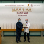 本馆叶满棠副理事长赠书予香港道教学院李永明行政主任（左）