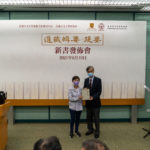 黎志添教授赠书予善玄精舍黄良净副坛长（左）