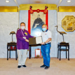 本館邀請何志平博士GBS太平紳士頒發畢業證書予學員。