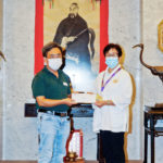 本館財務主任周流卿道長代表頒發獎學金予學員。
