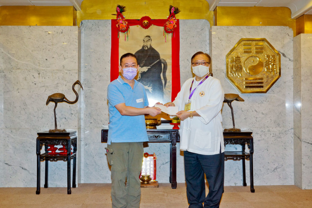 本館理事長林赤有BBS, MH太平紳士代表頒發獎學金。