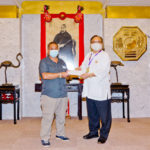 本館理事長林赤有BBS, MH太平紳士代表頒發獎學金予學員。