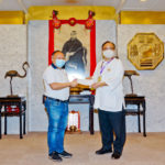 本館理事長林赤有BBS, MH太平紳士代表頒發獎學金予學員。