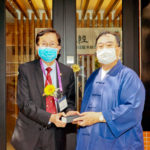 本館副理事長梁德華道長BBS, MH代表致送紀念品予主禮嘉賓鼎信仙觀主席黃成益博士。