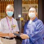 本馆副理事长梁德华道长BBS, MH代表致送纪念品予主礼嘉宾香港珠海学院文史研究所兼任教授李志文博士。