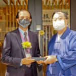 本館副理事長梁德華道長BBS, MH代表致送紀念品予主禮嘉賓中華智慧管理學院院長彭泓基博士。