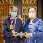 本館副理事長梁德華道長BBS, MH代表致送紀念品予主禮嘉賓香港中文大學道教文化研究中心主任黎志添教授。