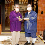 本馆副理事长梁德华道长BBS, MH致送纪念品予主礼嘉宾何志平博士GBS太平绅士。