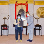 本館邀請通善壇義務行政總裁葉永成BBS, MH太平紳士頒發畢業證書予學員。