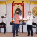 本館副理事長葉滿棠道長代表頒發獎學金予學員。