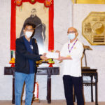 本館副理事長葉滿棠道長代表頒發獎學金予學員。