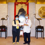 本館司理藍新任道長代表頒發獎學金予學員。