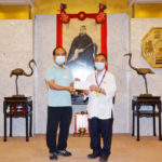 本館司理藍新任道長代表頒發獎學金予學員。