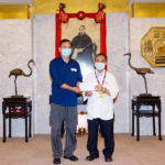 本館司理藍新任道長代表頒發獎學金予學員。