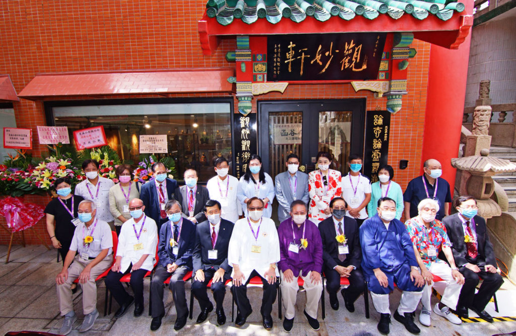 本館理事長林赤有BBS, MH太平紳士、副理事長梁德華道長BBS, MH、副理事長葉滿棠道長與主禮嘉賓前民政事務局局長何志平博士GBS太平紳士、香港中文大學道教文化研究中心主任黎志添教授、中華智慧管理學院院長彭泓基博士、香港珠海學院文史研究所兼任教授李志文博士、鼎信仙觀主席黃成益博士，及各道觀領導合照，包括有嗇色園黃大仙祠監院李耀輝道長, MH、圓玄學院主席陳國超博士BBS, MH太平紳士、通善壇義務行政總裁葉永成BBS, MH太平紳士、泓澄仙觀主席葉文均道長、香港道教聯合會副主席侯永昌道長, BBS, MH、香港鳳山寺廣澤尊王創會主席羅清源道長, MH、省善真堂主席黃任賢道長、儒釋道功德同修會創會會長黃維溢道長、翠柏仙洞副主席湯覺嫦道長、淳風仙觀掌門賴志雄道長、飛雁洞佛道社監院莫德宏道長及副主持林德強道長、鳳凰山呂祖廟主持張妮娜道長。