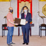 本館邀講圓玄學院主席陳國超博士BBS, MH太平紳士頒發畢業證書予學員。