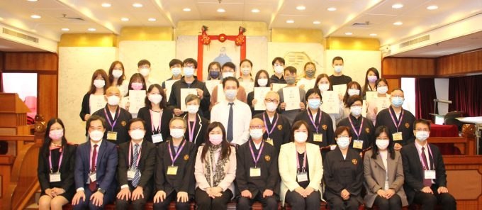 第一排左起：楊佩珊校長、夏文亮校長、黃信德校長、曾錦昌副財務主任暨教育部主任、麥婉宜主任、葉滿棠副理事長、歐文素校長、周流卿財務主任、陳玉燕校長、黃增祥校長。 第二排左起：黃鼎文理事、符艷媚老師、區美儀副校長、周震強副校長、霍濟康理事、徐玉玲理事、黃麗娜理事、鄭盼林理事。