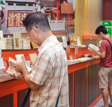 大眾參觀香港書展中蓬瀛仙館攤位