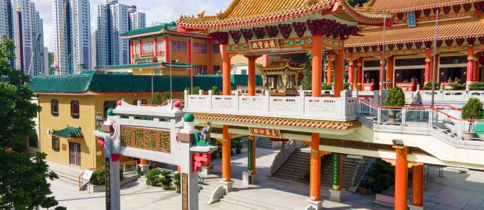 護法寶殿凌空而起，與三聖大殿成水平高度。